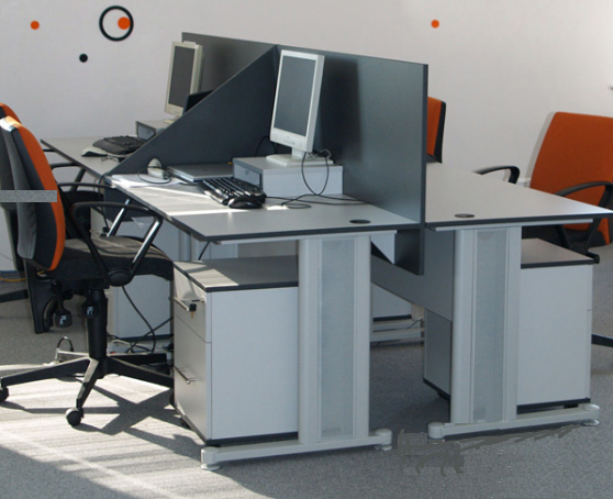 Skrivbord Standard - Metall Ben-T, hög kvalitet 138 cm, frontskiva