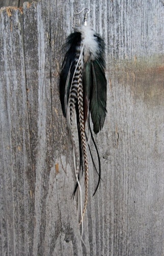 Dance single feather earring