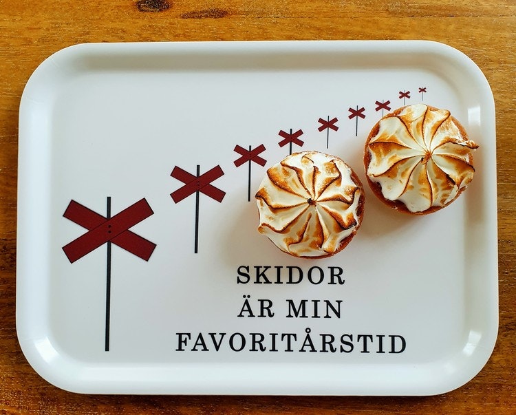 Bricka "skidor är min favoritårstid"