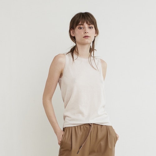 TARA. Tank top knitted in thin 100% cashmere. Light beige.