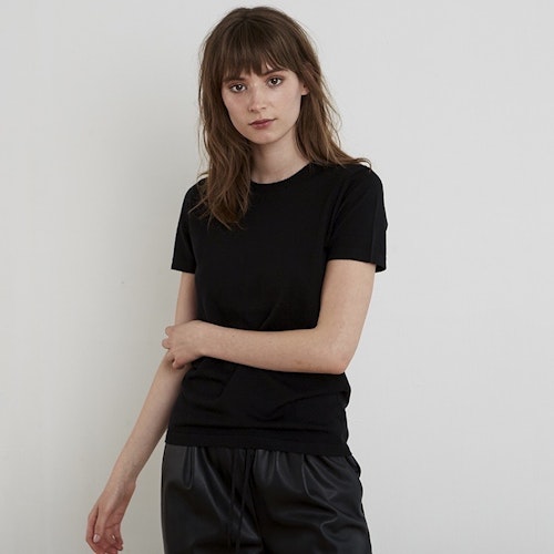 GRETA. T-shirt knitted in thin cashmere. Black.
