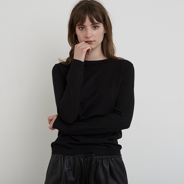 INEZ. Long-sleeved t-shirt knitted in thin cashmere. Black. - Pillowtalk