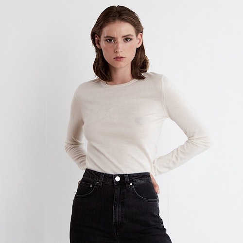 INEZ. Long-sleeved t-shirt knitted in thin cashmere. Off white.