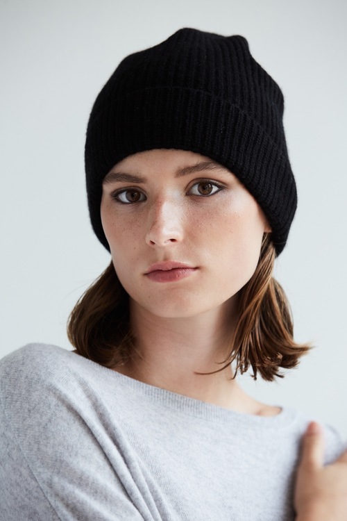 IRIS. Rib knit cashmere hat. Black.