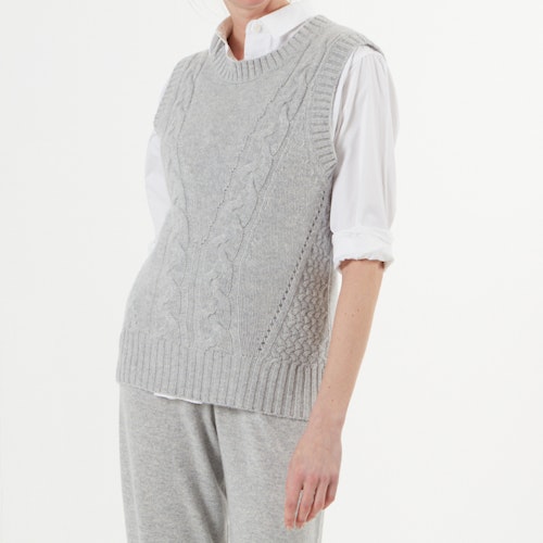 KLARA. Cable knitted cashmere vest. Light grey.