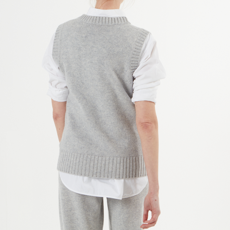 KLARA. Cable knitted cashmere vest. Light grey.