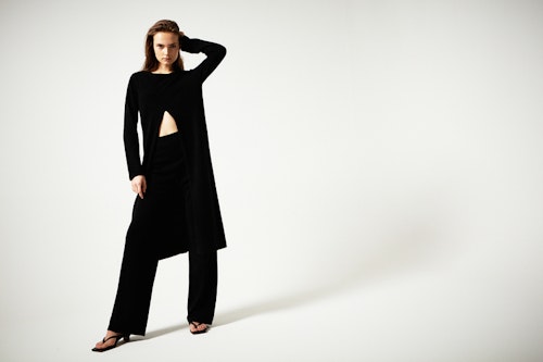 LILY. Long sweater with a slit at the front. Black.