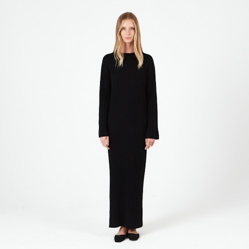 NICOLA. Full length dress with slit. Black.