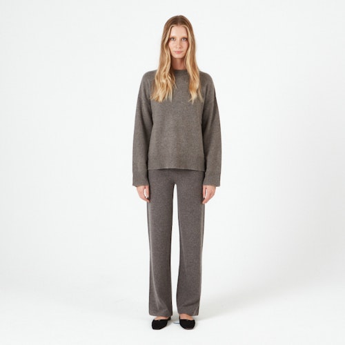 BLANKA. Cashmere pants in a straight model. Mid brown.