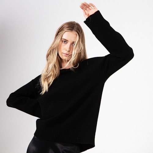 EDIT. Double knitted cashmere sweater. Black.