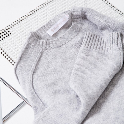VILMA. Double knitted cropped cashmere sweater. Light grey.